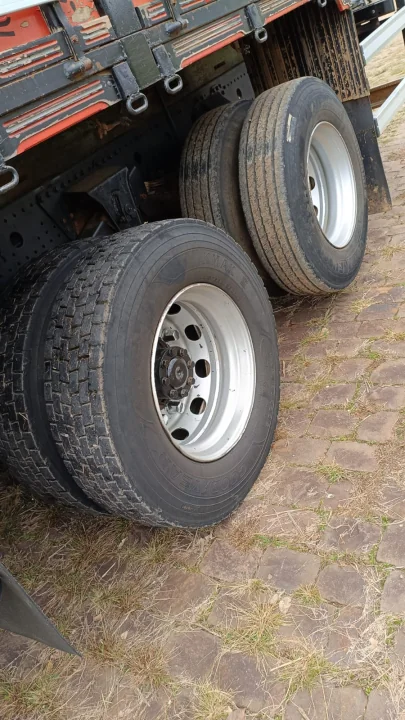 MB ATEGO 2425 carroceria aberta semi leito