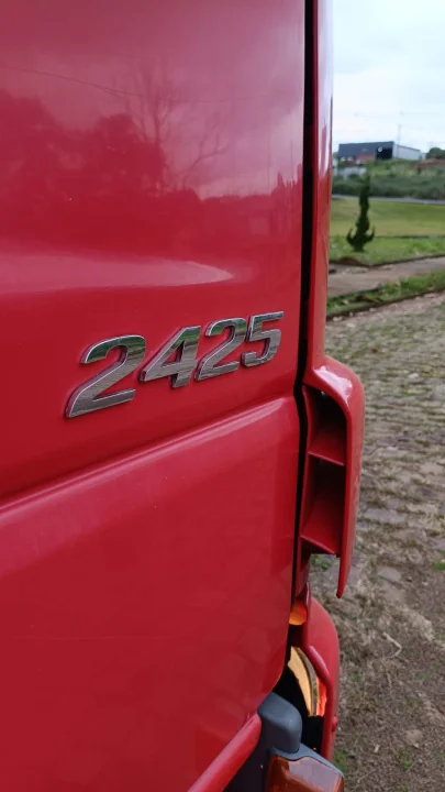 MB ATEGO 2425 carroceria aberta semi leito