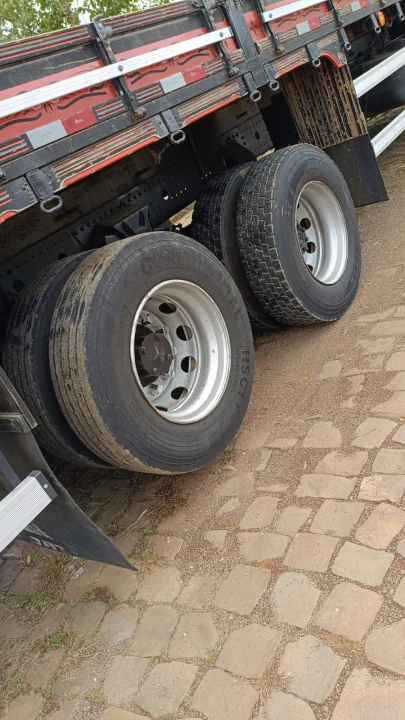 MB ATEGO 2425 carroceria aberta semi leito